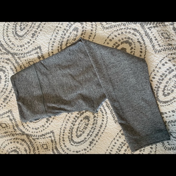 Lululemon yoga capris - Picture 1 of 2